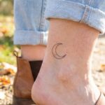 Estetyczny, niewielki tatuaż księżyc.