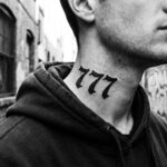 Męska szyja z wytatuowaną liczbą 777