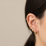 Profil twarzy z widocznym uchem, na którym znajduje się kilka zagojonych kolczyków