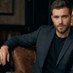 Stylowy mężczyzna z kolczykiem w prawym uchu.