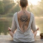 Tatuaż rozkwitniętego kwiatu lotosu na plecach