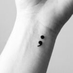 Tatuaż średnik na nadgarstku