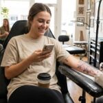 Uśmiechnięta dziewczyna siedząca na fotelu w studiu tatuażu