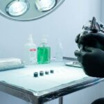 Zbliżenie na dłonie w czarnych, nitrylowych rękawiczkach