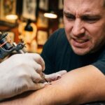 Zbliżenie na proces tatuowania