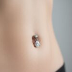 Zbliżenie na zdrowo gojący się pępek z tytanowym kolczykiem