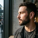 Estetyczny, nowoczesny kadr profilu mężczyzny z kolczykiem w lewym uchu.