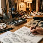 Kadr pokazujący zabałaganione, ale artystyczne biurko.