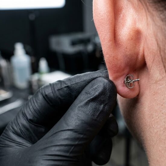 zapięcie typu motylek z taniej stali chirurgicznej.