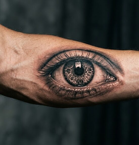Detal na przedramię, gdzie znajduje się hiperrealistyczny tatuaż ludzkiego oka