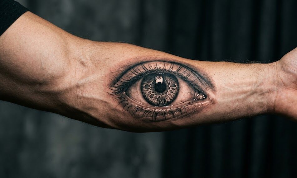 Detal na przedramię, gdzie znajduje się hiperrealistyczny tatuaż ludzkiego oka
