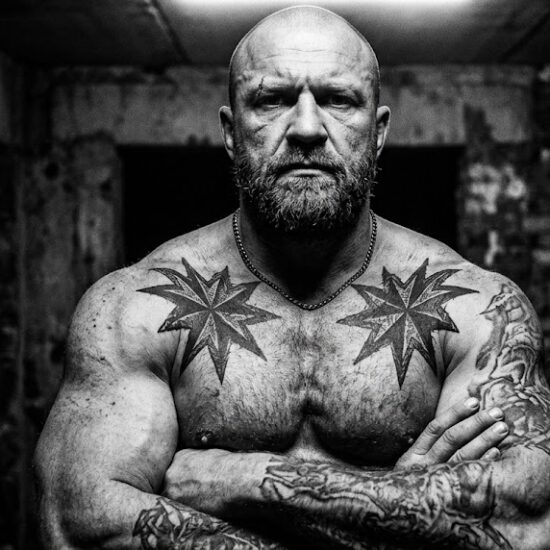 Na obu obojczykach widnieją potężne, symetryczne, ośmioramienne gwiazdy