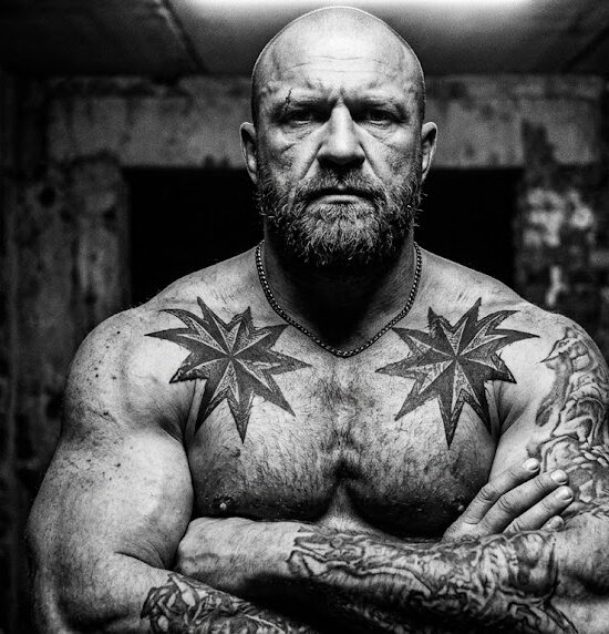 Na obu obojczykach widnieją potężne, symetryczne, ośmioramienne gwiazdy