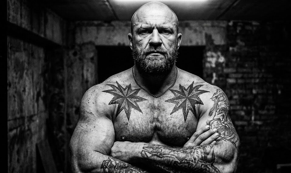 Na obu obojczykach widnieją potężne, symetryczne, ośmioramienne gwiazdy