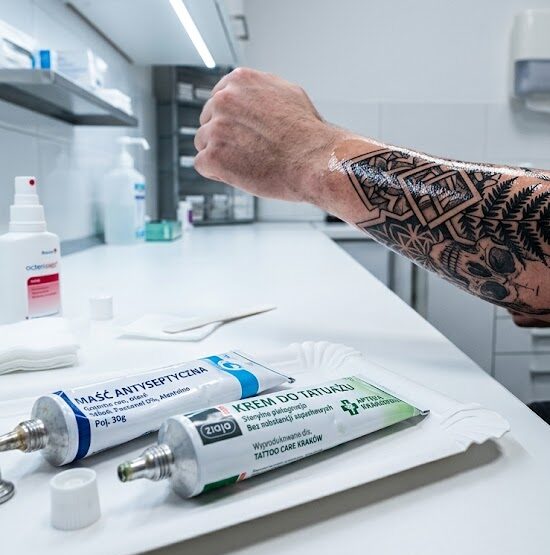 Na pierwszym planie leżą dwie wyciśnięte, lekko zwinięte tubki aptecznych maści.