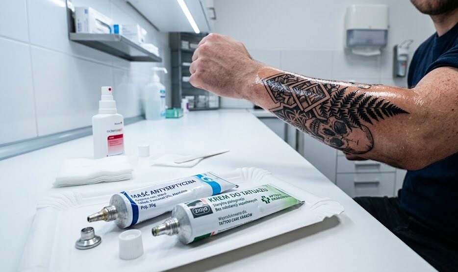 Na pierwszym planie leżą dwie wyciśnięte, lekko zwinięte tubki aptecznych maści.