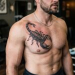 Realistyczny tatuaż skorpiona na piersi