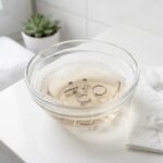 W miseczce leży kilka tytanowych kolczyków