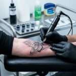 Kadr ukazujący przedramię klienta w trakcie tatuowania.